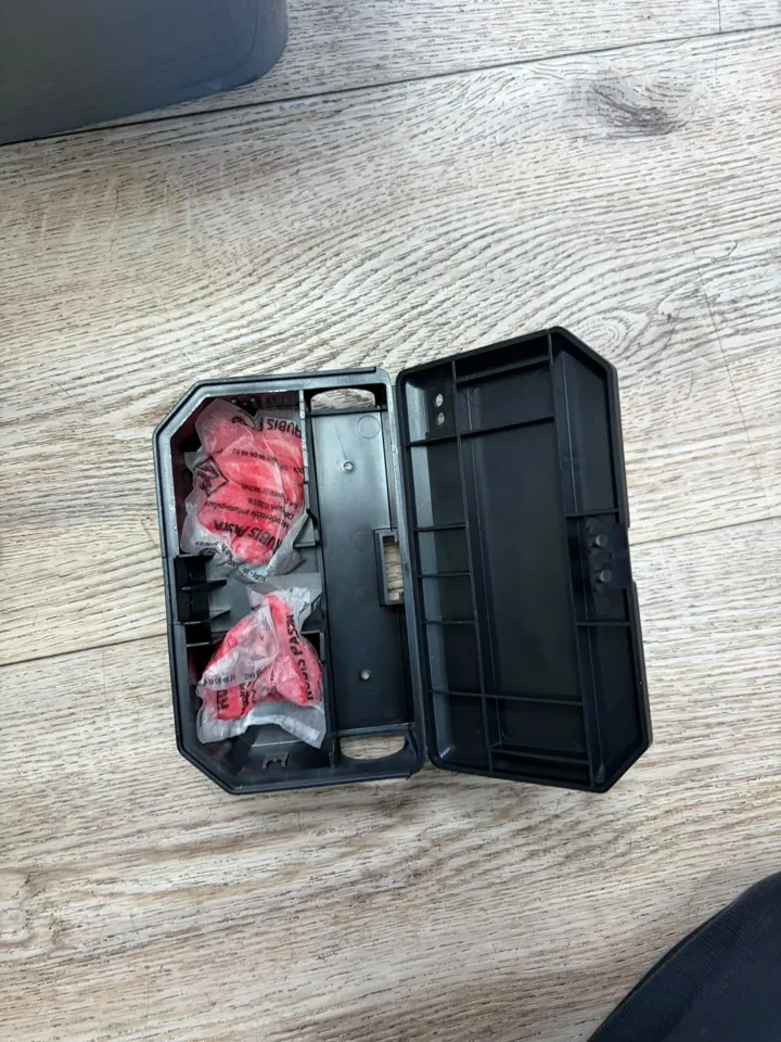 Appâts en sachets dans un poste de dératisation ouvert
